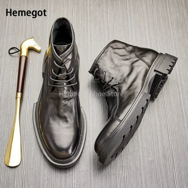 Hemegot Schnürstiefel aus dunklem Leder, hoher Schaft und dicke Profilsohle