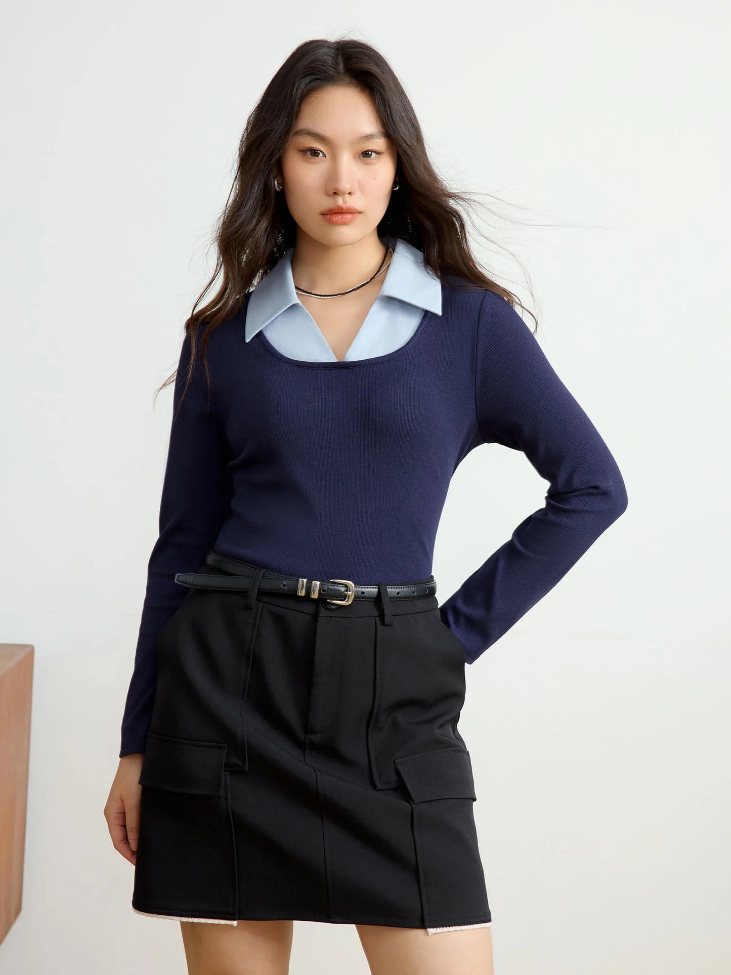 Elegante Damen-Spitzenbluse mit langen Ärmeln und Knopfleiste in sanftem Beige und Lila – ideal für den Winter.