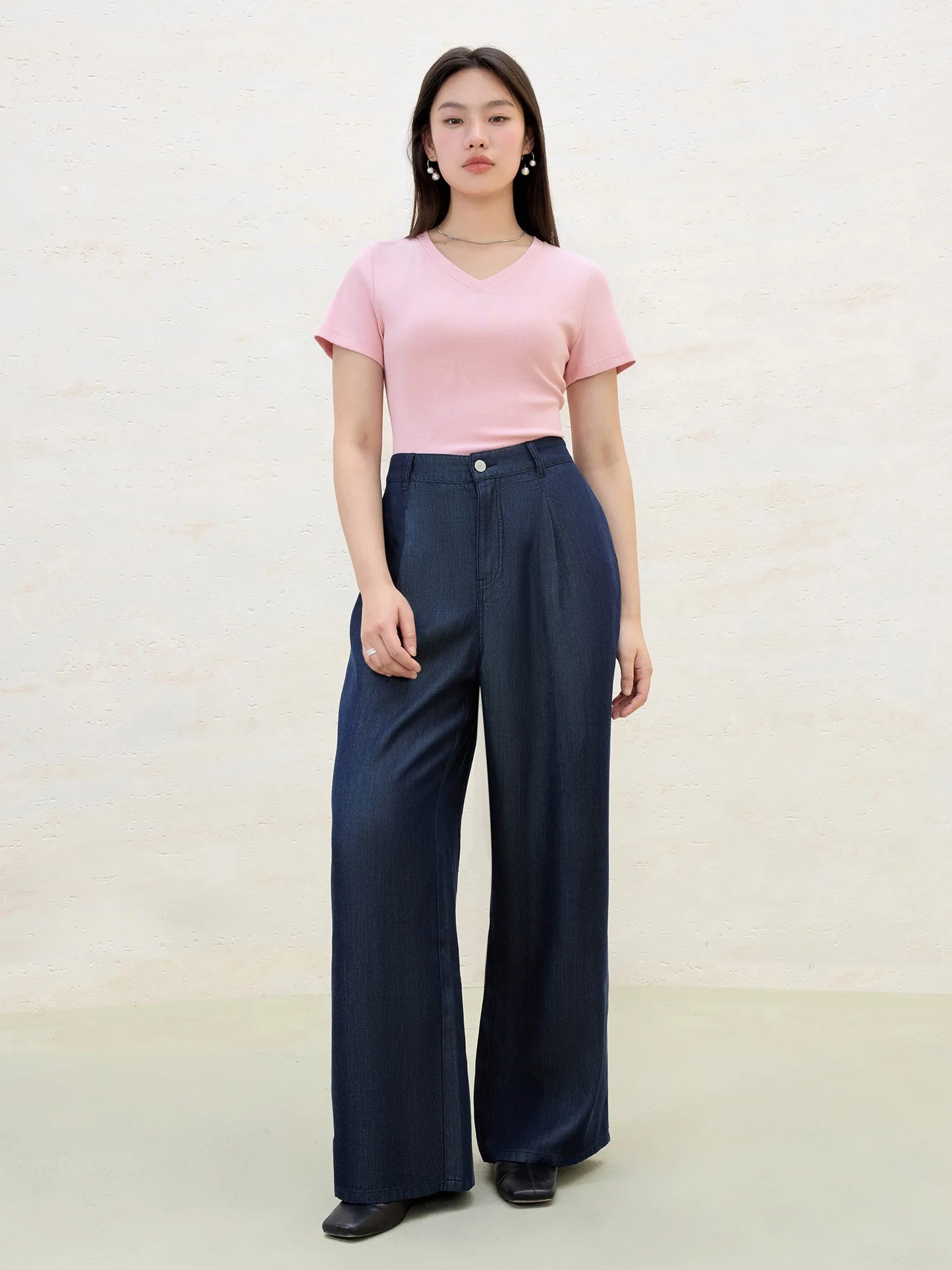Elegantes Damen-Outfit in Plus-Size mit Shirt, Rock und Weste – ideal für den Urlaub im Frühling in Gelb