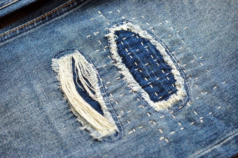 Männer Jeans im Vintage-Stil mit bestickten Patches und zerrissenen Details