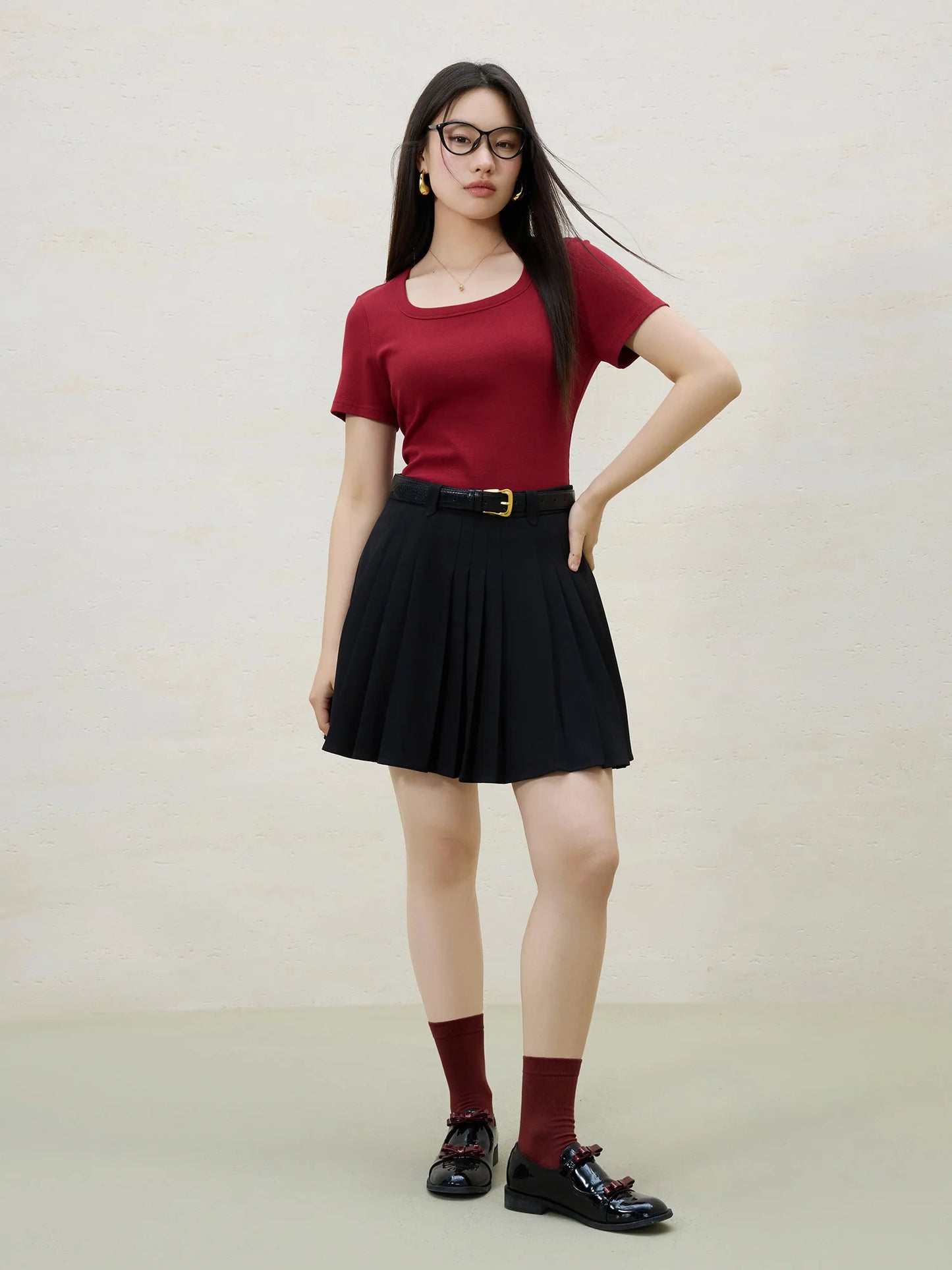 Elegantes Damen-Outfit in Plus-Size mit Shirt, Rock und Weste – ideal für den Urlaub im Frühling in Gelb