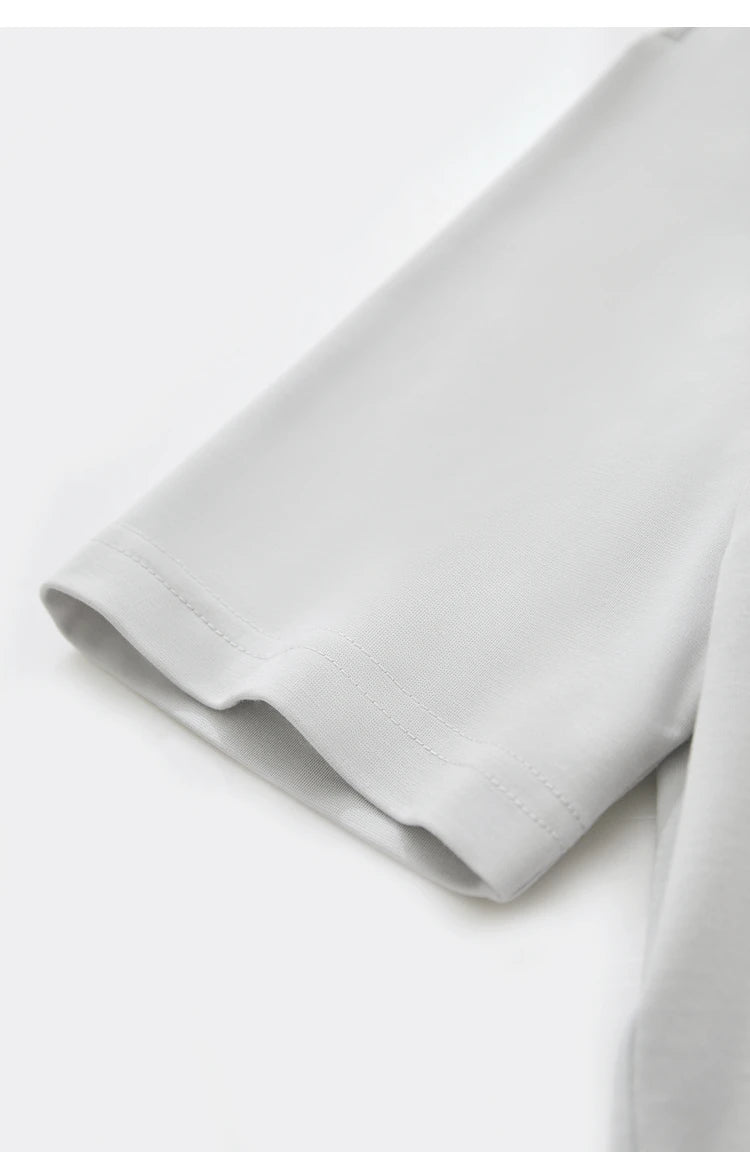 Damen T-Shirts im Minimalismus-Stil mit asymmetrischem V-Ausschnitt und kurzen Ärmeln