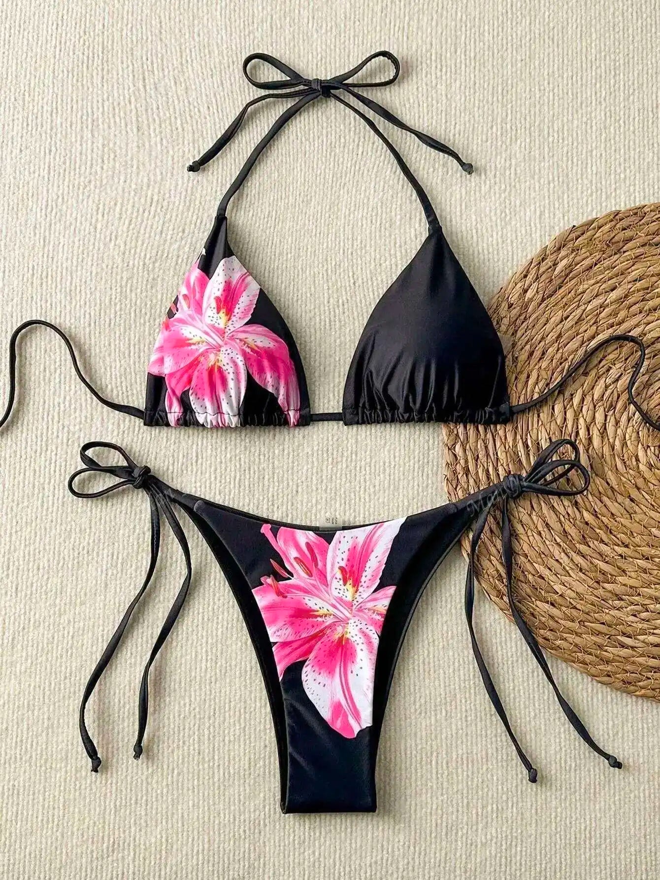 Sommerlicher roter Bikini mit Push-up-Effekt – verführerisches Bade-Set im brasilianischen Stil für Strand und Pool.