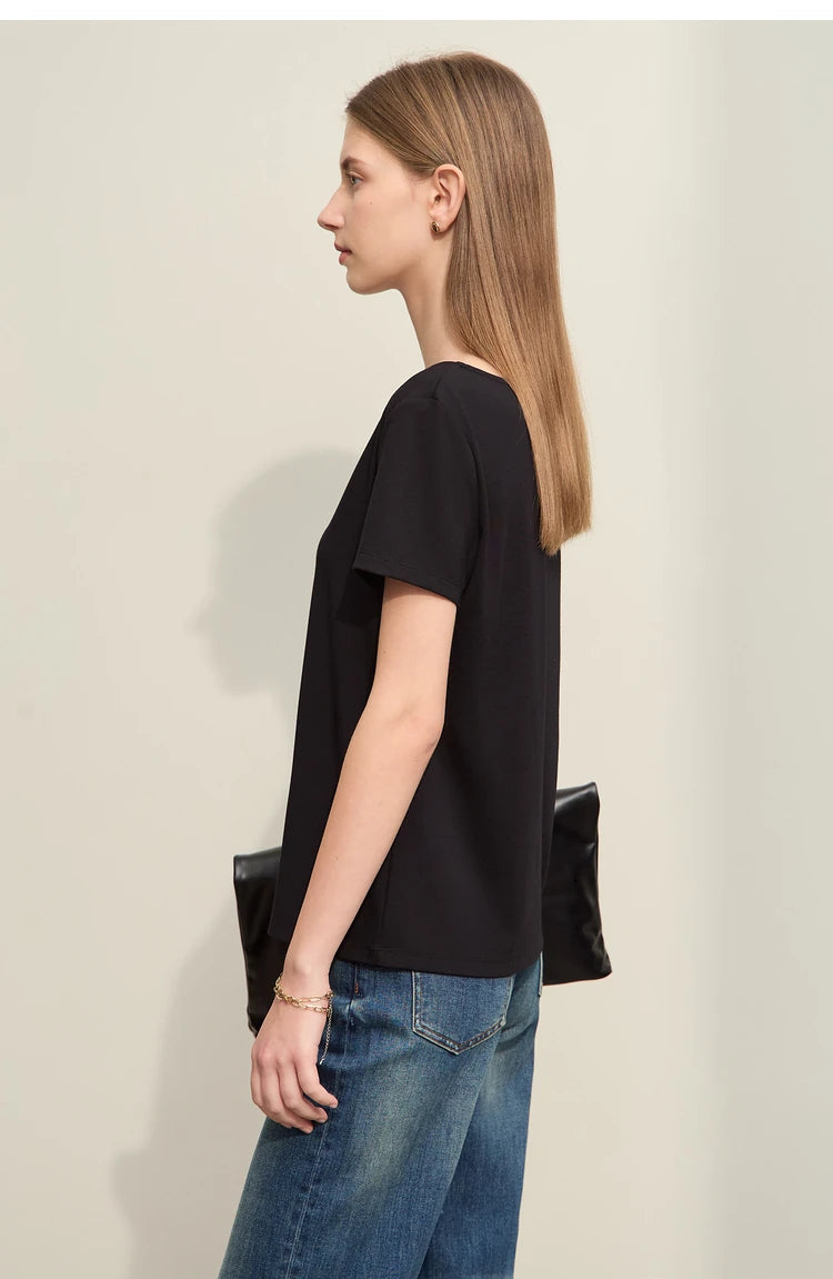 Damen T-Shirt im minimalistischen Stil mit großem U-Ausschnitt und kurzen Ärmeln