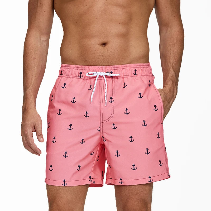 Kurze Herren-Shorts mit Print, Reißverschlusstaschen und schnelltrocknendem Material – ideal für Strand und Sport.