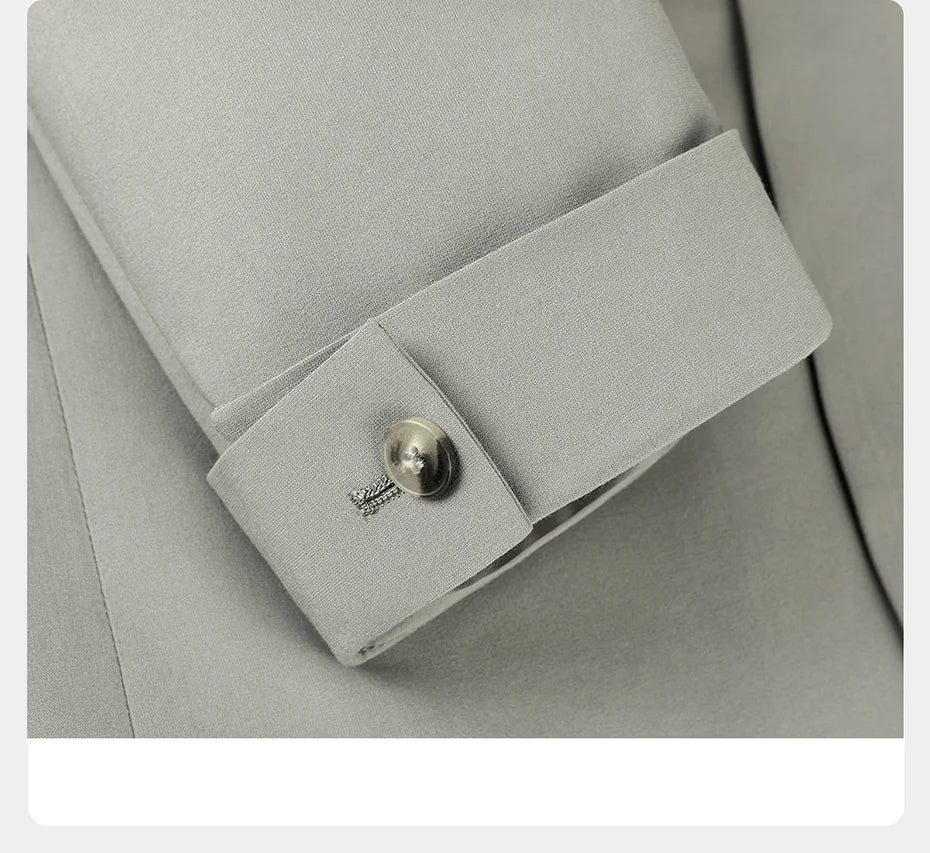 Eleganter Herrenanzug mit grauem Nadelstreifen, doppelreihigem Sakko, Weste und Hose – ideal für Hochzeit, Büro und festliche Anlässe.