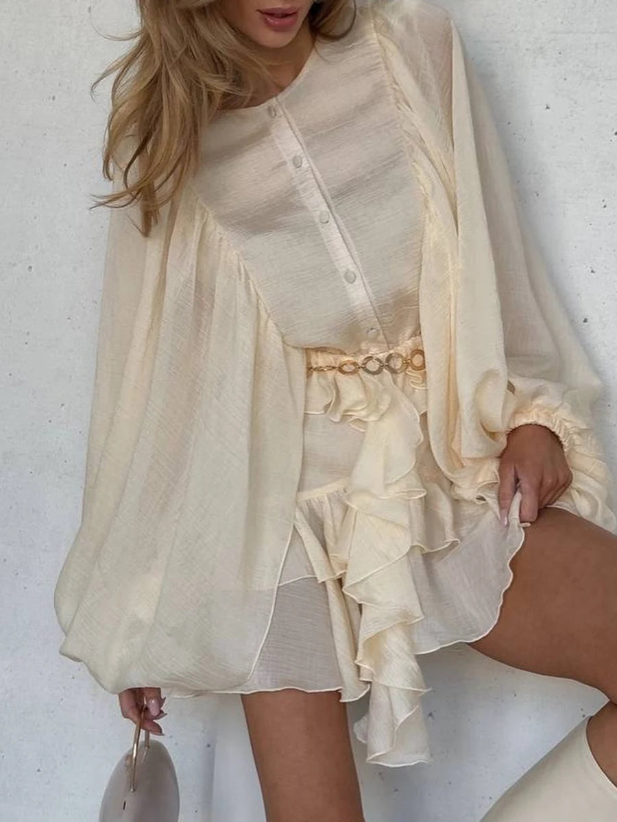 Zweiteiliges Damen-Set mit ärmellosem, quadratischem Kurzoberteil und hoch tailliertem Minirock mit Perlendetails – figurbetont und elegant.