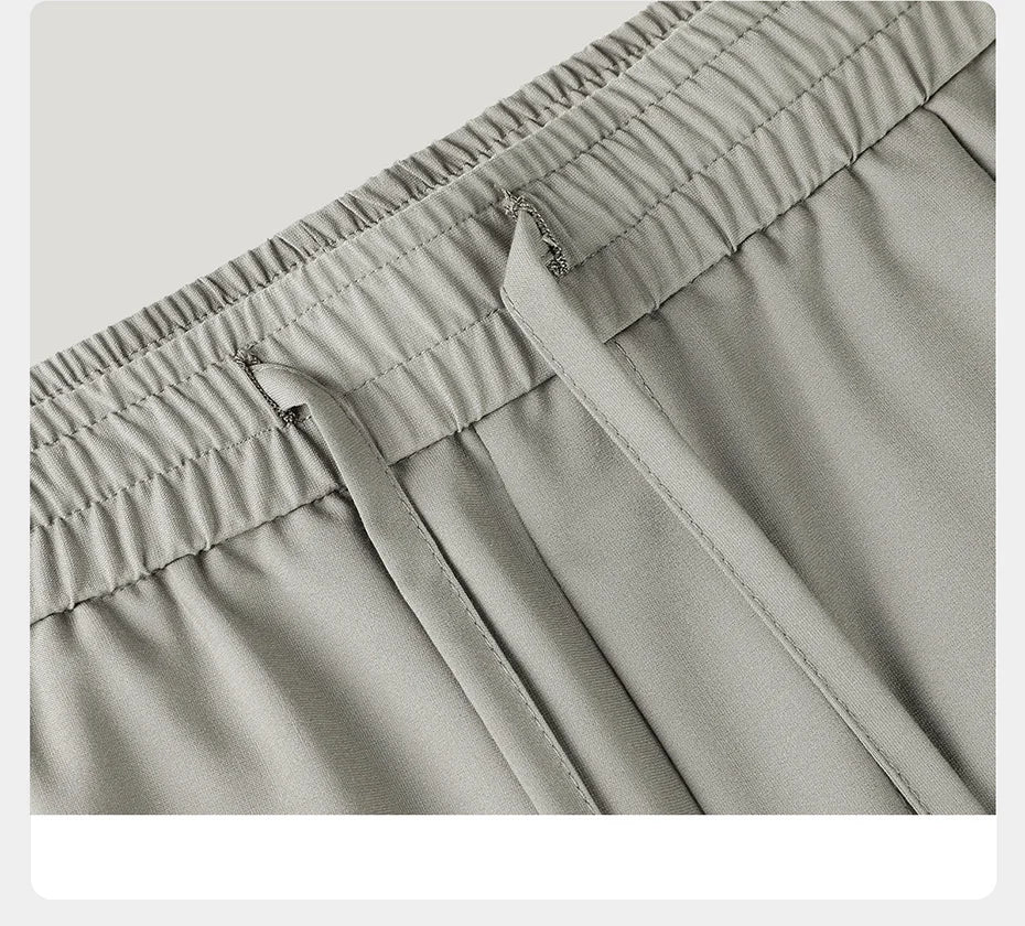 Eleganter Herrenanzug mit grauem Nadelstreifen, doppelreihigem Sakko, Weste und Hose – ideal für Hochzeit, Büro und festliche Anlässe.