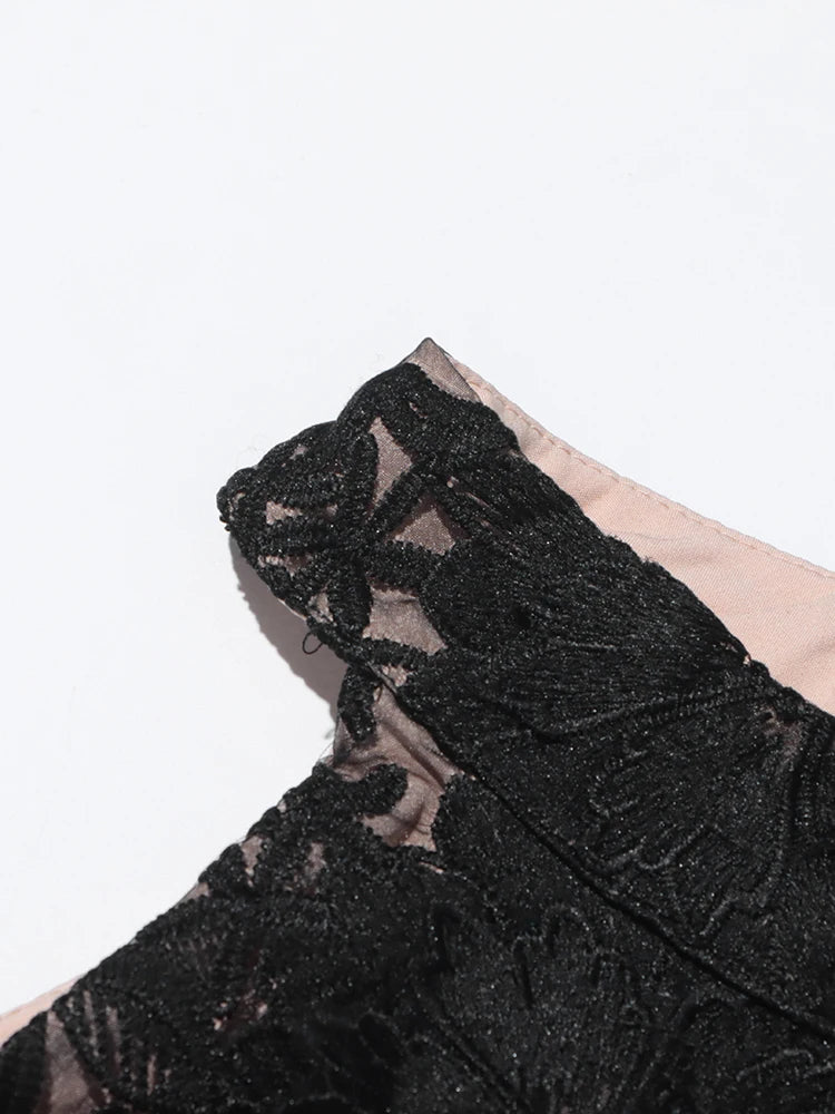 Ärmelloses Damen-Kleid mit Karree-Ausschnitt und 3D-Blumen-Patchwork im Colorblock-Design – figurbetont und stilvoll.