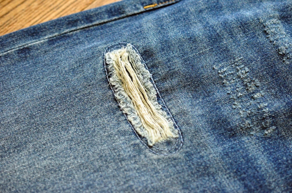 Männer Jeans im Vintage-Stil mit bestickten Patches und zerrissenen Details