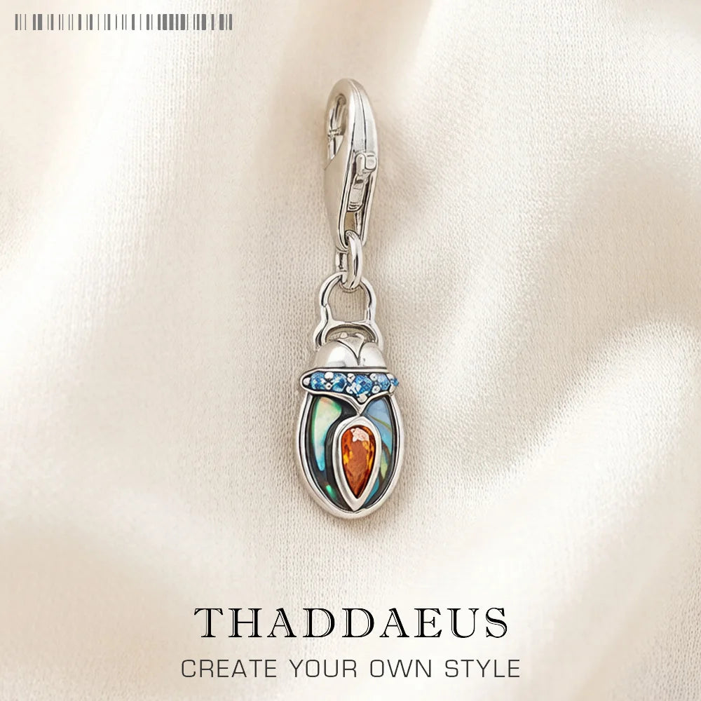 Käfer-Dangle-Anhänger aus 925er Silber mit blau-grauer Einfassung und orangefarbenem Stein