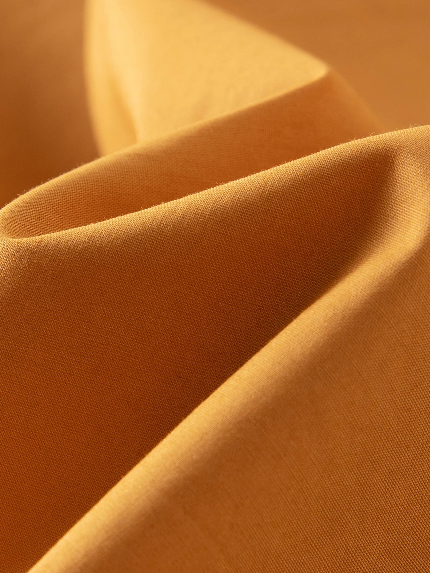 Damen-Bluse in Beige mit V-Ausschnitt und kurzen Ärmeln – leichte Sommermode für das Büro