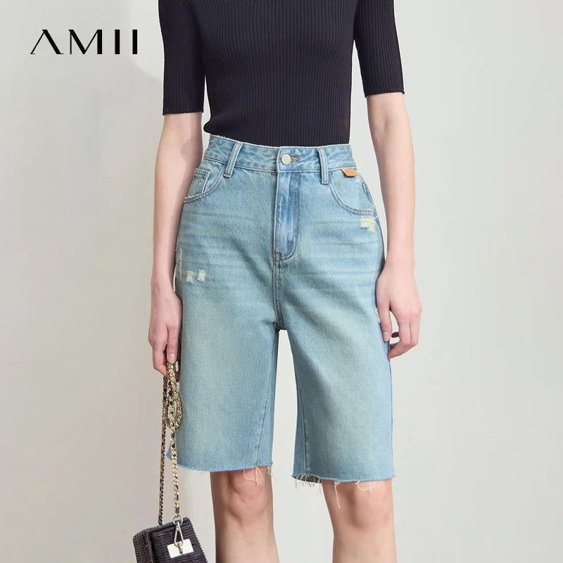 Lässige Damen-Shorts mit Kordelträgern und Utility-Taschen im minimalistischen Stil – ideal für den Sommer