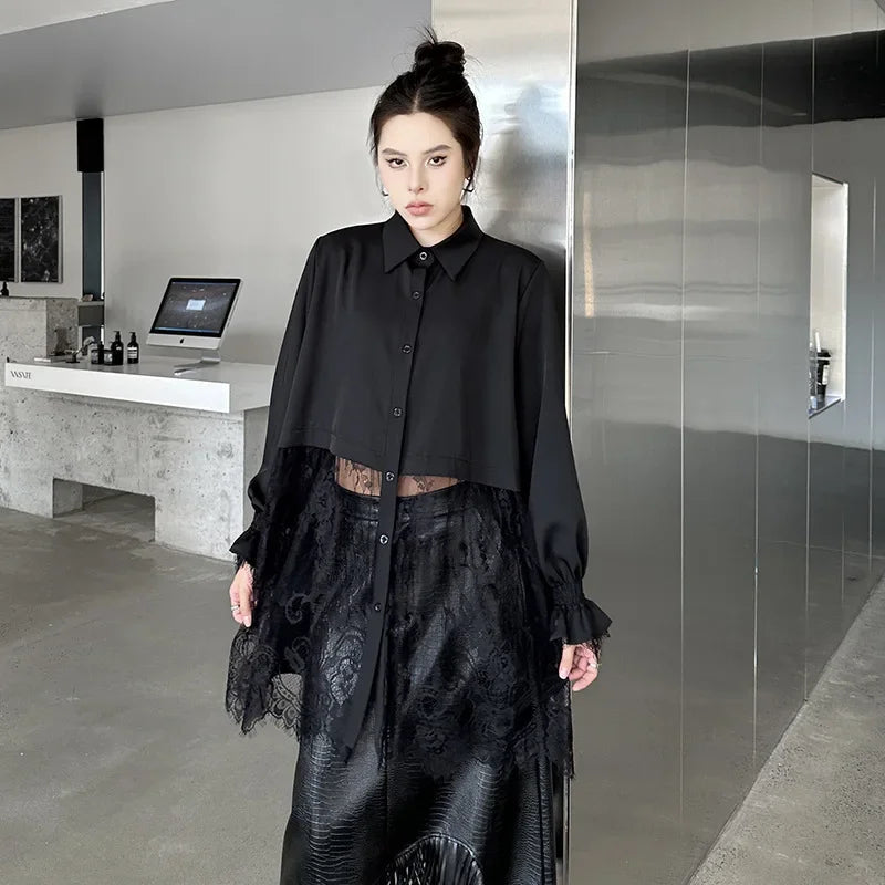 Elegantes Damen-Minikleid mit Rundhalsausschnitt, langen Ärmeln und Schnürung im Patchwork-Design – figurbetont und stilvoll.