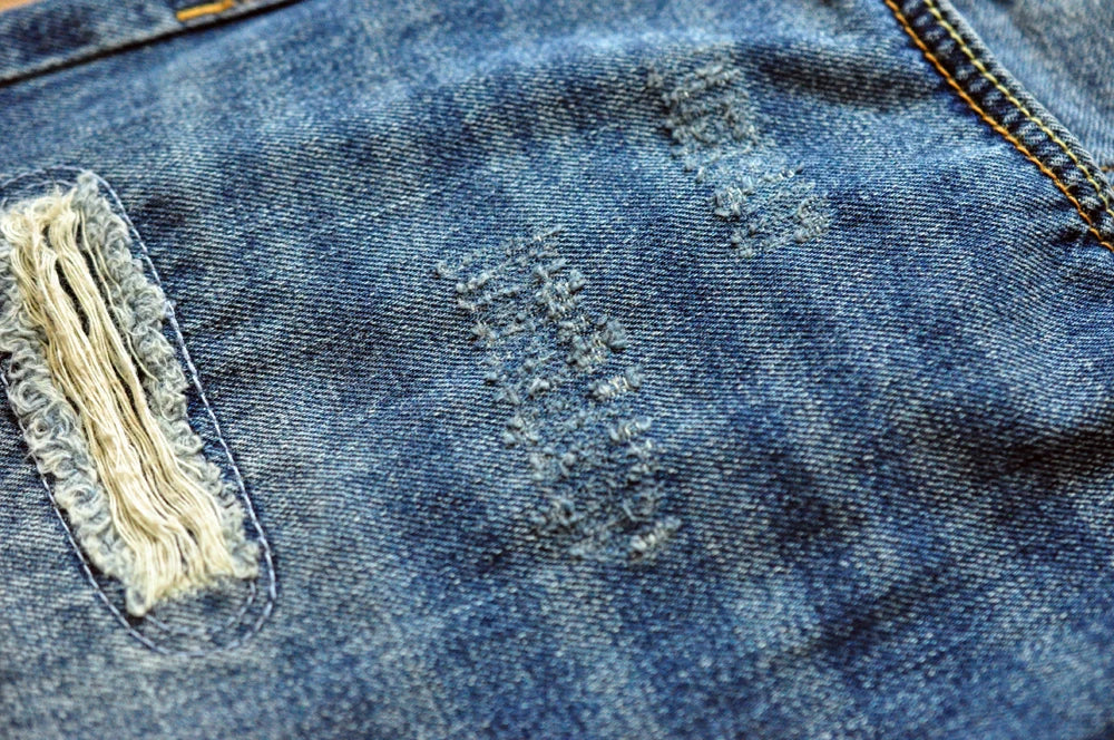 Männer Jeans im Vintage-Stil mit bestickten Patches und zerrissenen Details