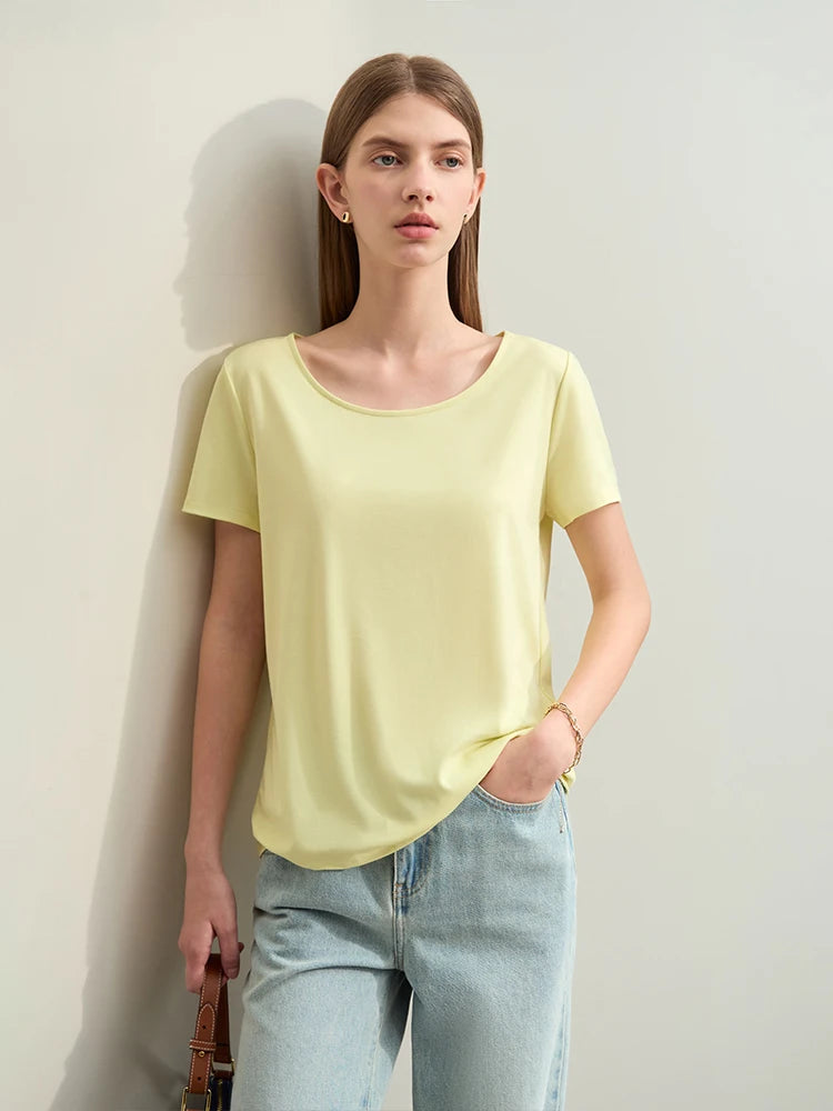 Damen T-Shirt im minimalistischen Stil mit großem U-Ausschnitt und kurzen Ärmeln