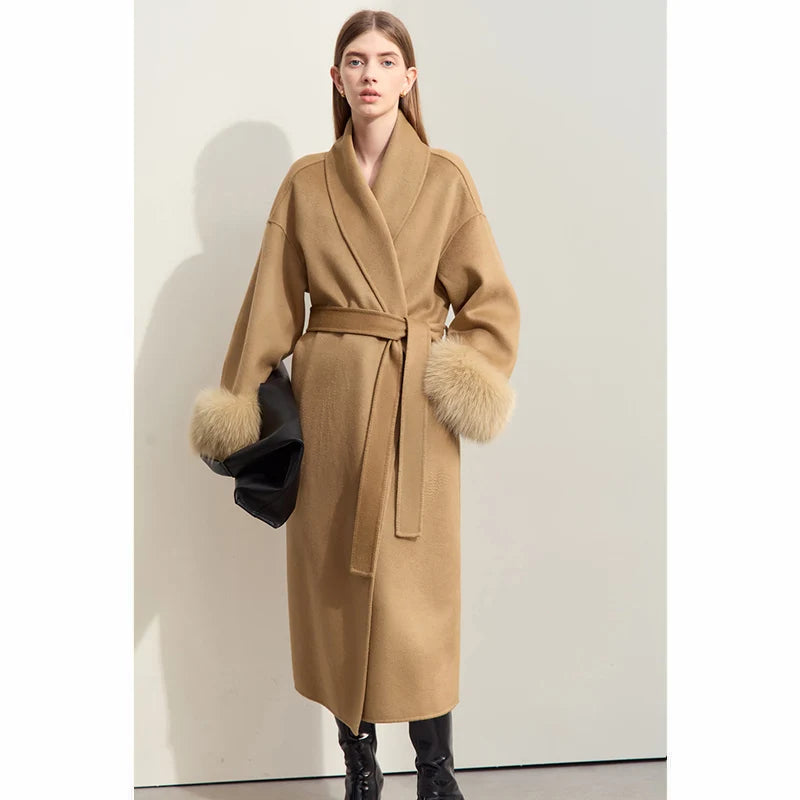 Damen Langer Mantel aus Wolle mit abnehmbaren Fuchspelzmanschetten und Taschen