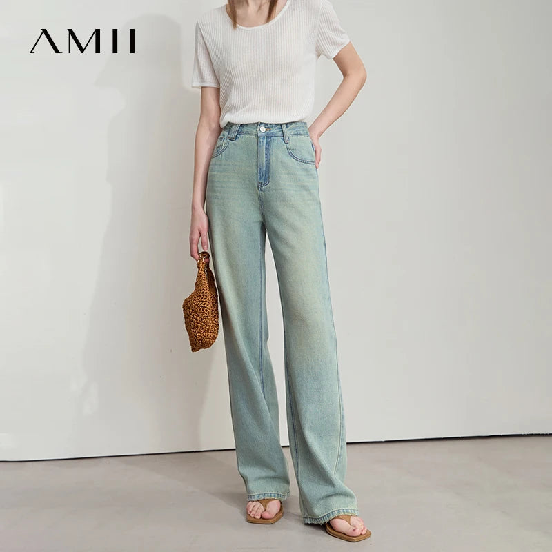 Damen Jeans im minimalistischen Sommer-Style mit schmalem geradem Bein