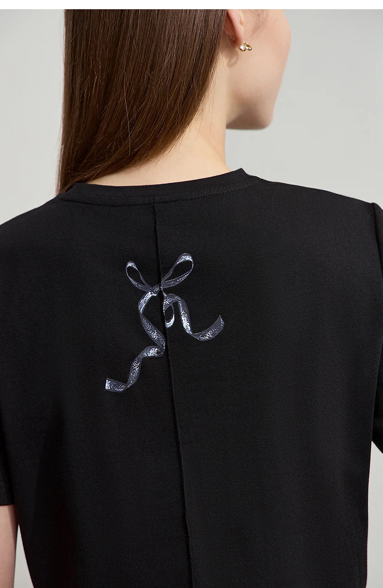 Damen T-Shirt im Minimalismus-Stil mit coolem Druck aus antimikrobieller Baumwolle