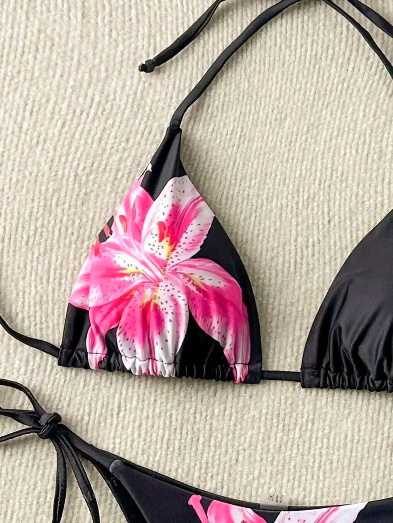 Sommerlicher roter Bikini mit Push-up-Effekt – verführerisches Bade-Set im brasilianischen Stil für Strand und Pool.