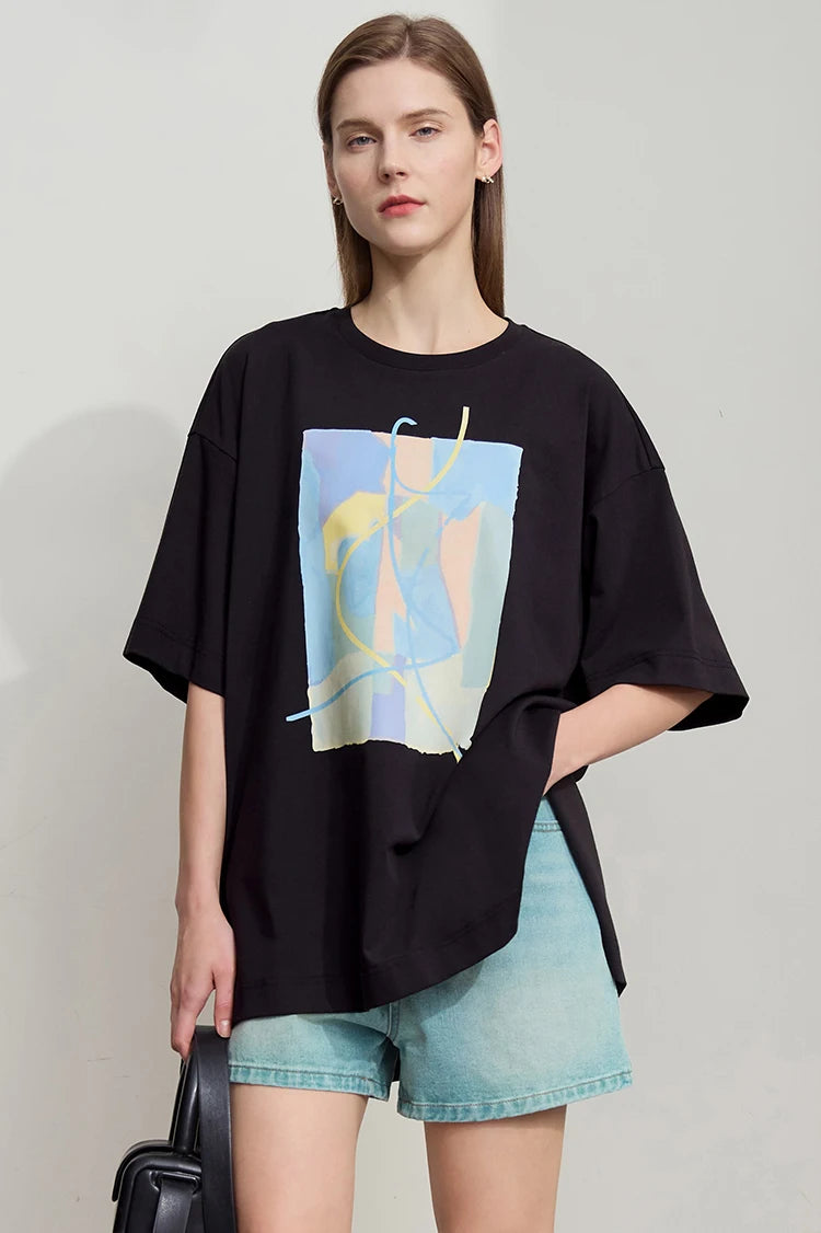 Damen T-Shirt im minimalistischen Design mit unregelmäßigem Schnitt und abstraktem Druck
