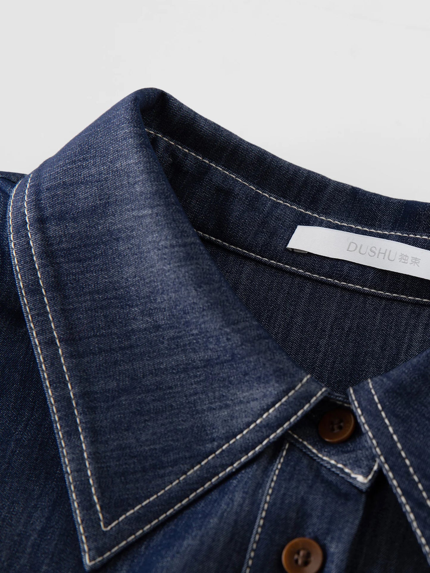 Kurzes Damen-Polo-Strickshirt mit Kontrastfarbe und Puppenkragen – modisch und vielseitig für den Sommer.