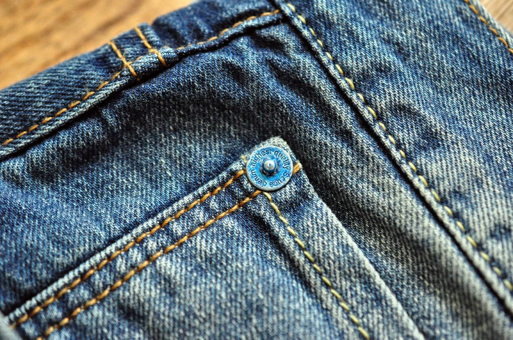 Männer Jeans im Vintage-Stil mit bestickten Patches und zerrissenen Details