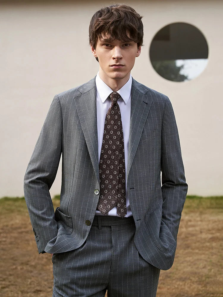 Eleganter Herrenanzug aus 67% Wolle: Grauer Nadelstreifen, Einreiher, Business & Hochzeit, Slim Fit