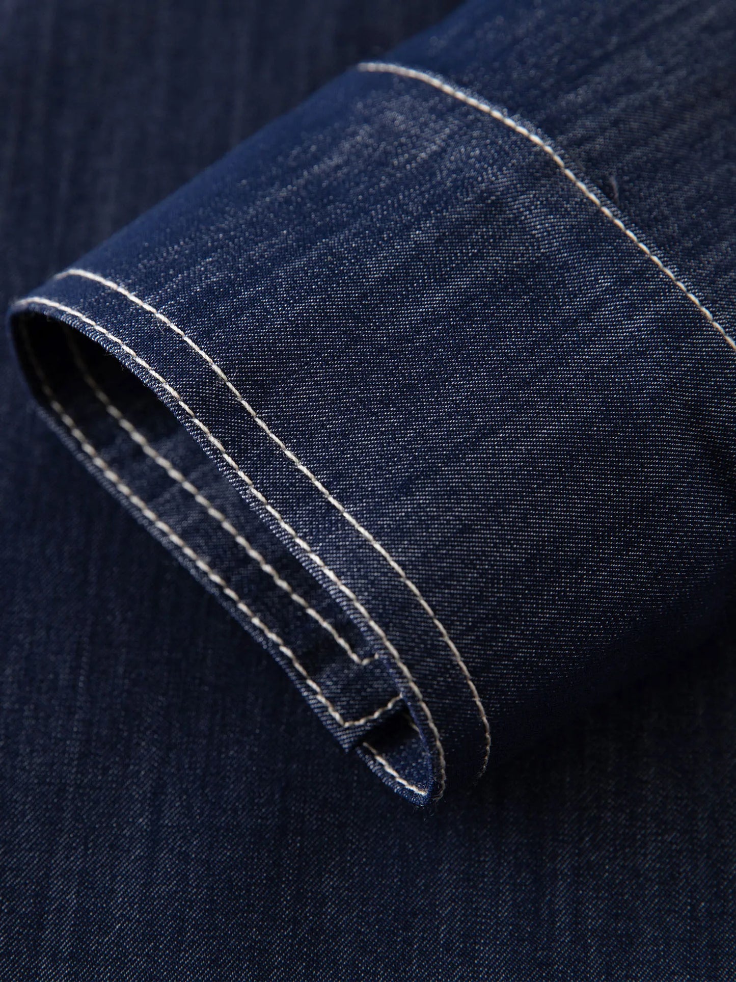 Kurzes Damen-Polo-Strickshirt mit Kontrastfarbe und Puppenkragen – modisch und vielseitig für den Sommer.