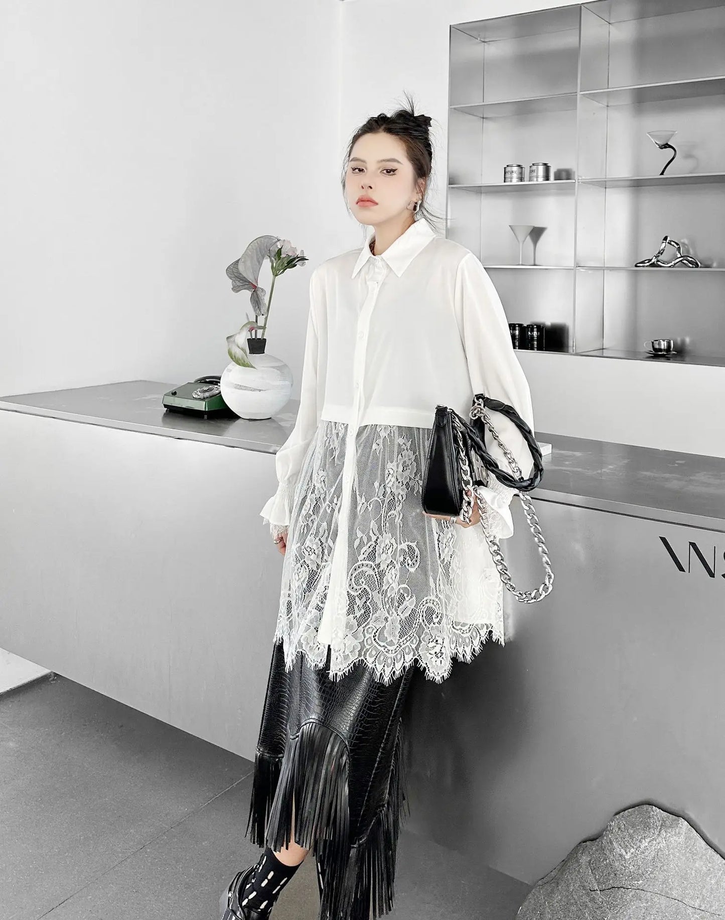 Elegantes Damen-Minikleid mit Rundhalsausschnitt, langen Ärmeln und Schnürung im Patchwork-Design – figurbetont und stilvoll.