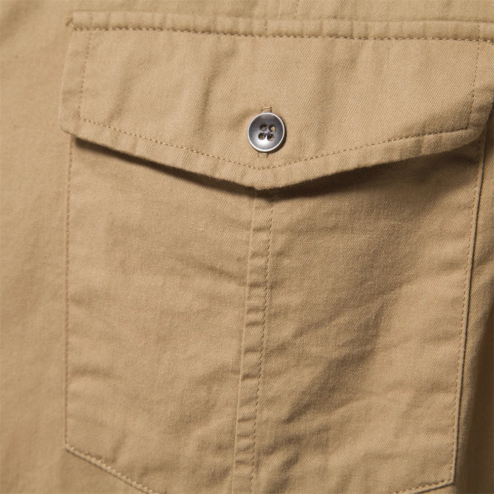 Herren Hemd im einfarbigen Militärstil mit Taschen für den Herbst