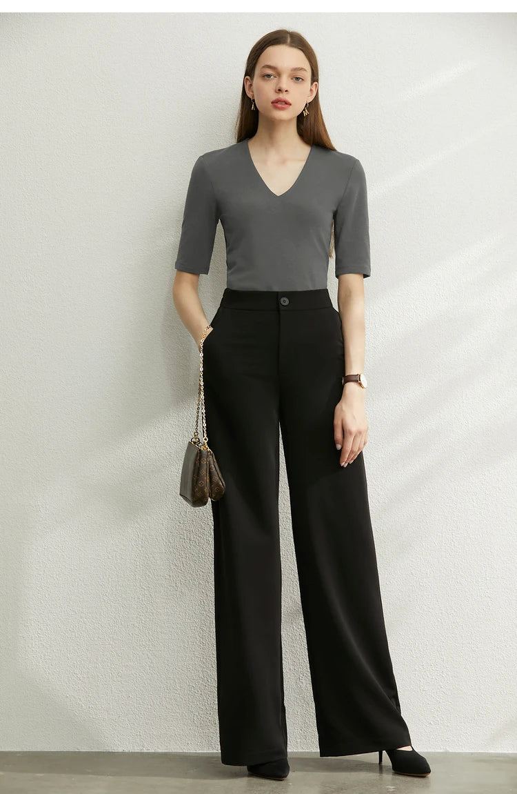Damen T-Shirt im Minimalismus-Stil mit V-Ausschnitt und halben Ärmeln