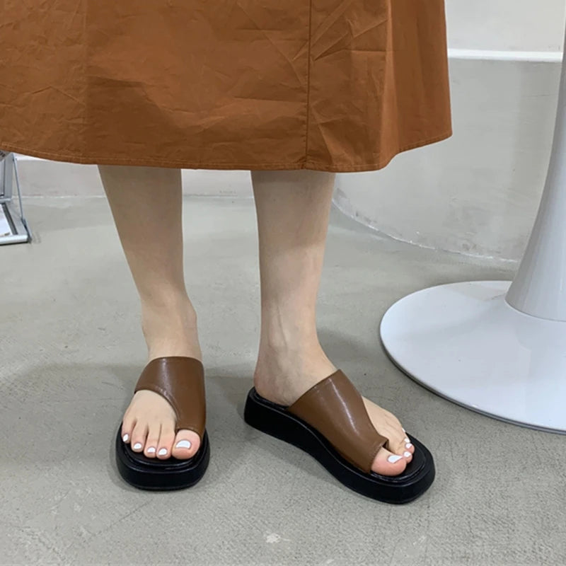 AIYUQI 2025, neue Damen-Hausschuhe, Slip-on-Strandschuhe mit flachen Sohlen, große Damensandalen mit dicken Sohlen