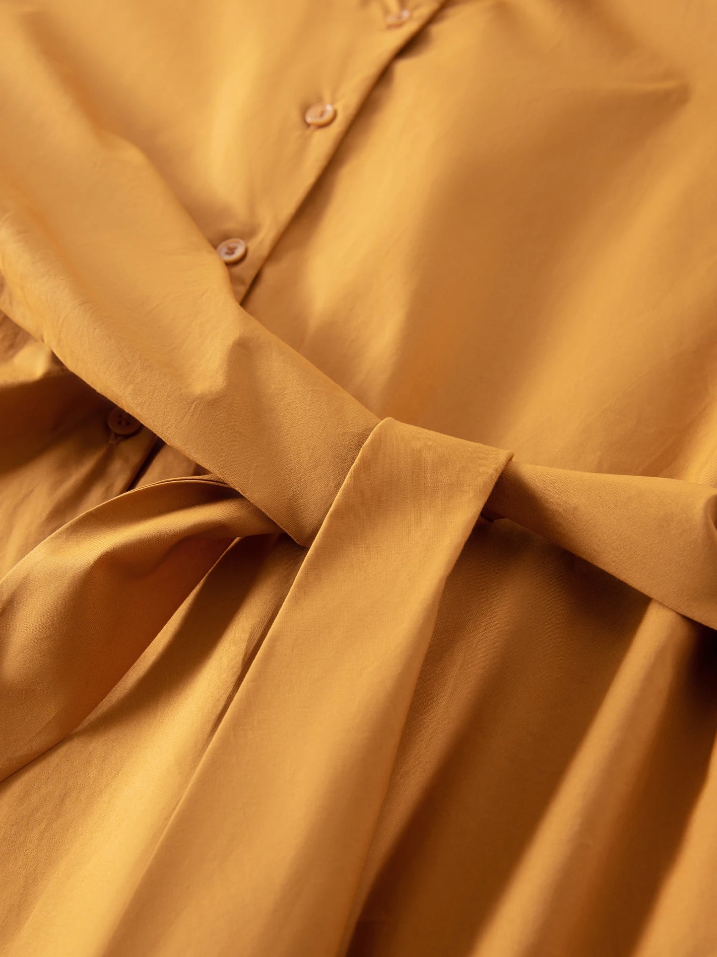 Damen-Bluse in Beige mit V-Ausschnitt und kurzen Ärmeln – leichte Sommermode für das Büro