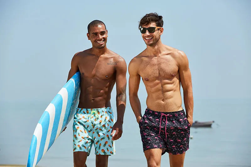 Kurze Herren-Shorts mit Print, Reißverschlusstaschen und schnelltrocknendem Material – ideal für Strand und Sport.