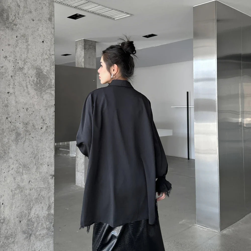 Elegantes Damen-Minikleid mit Rundhalsausschnitt, langen Ärmeln und Schnürung im Patchwork-Design – figurbetont und stilvoll.