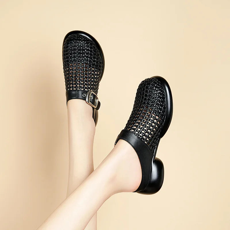 AIYUQI frauen Maultiere Hausschuhe 2025, Neue Mittlere Ferse Geflochtene Geschlossene Zehe Frauen Hausschuhe Sommer Große Größe Hohl Weibliche Schuhe