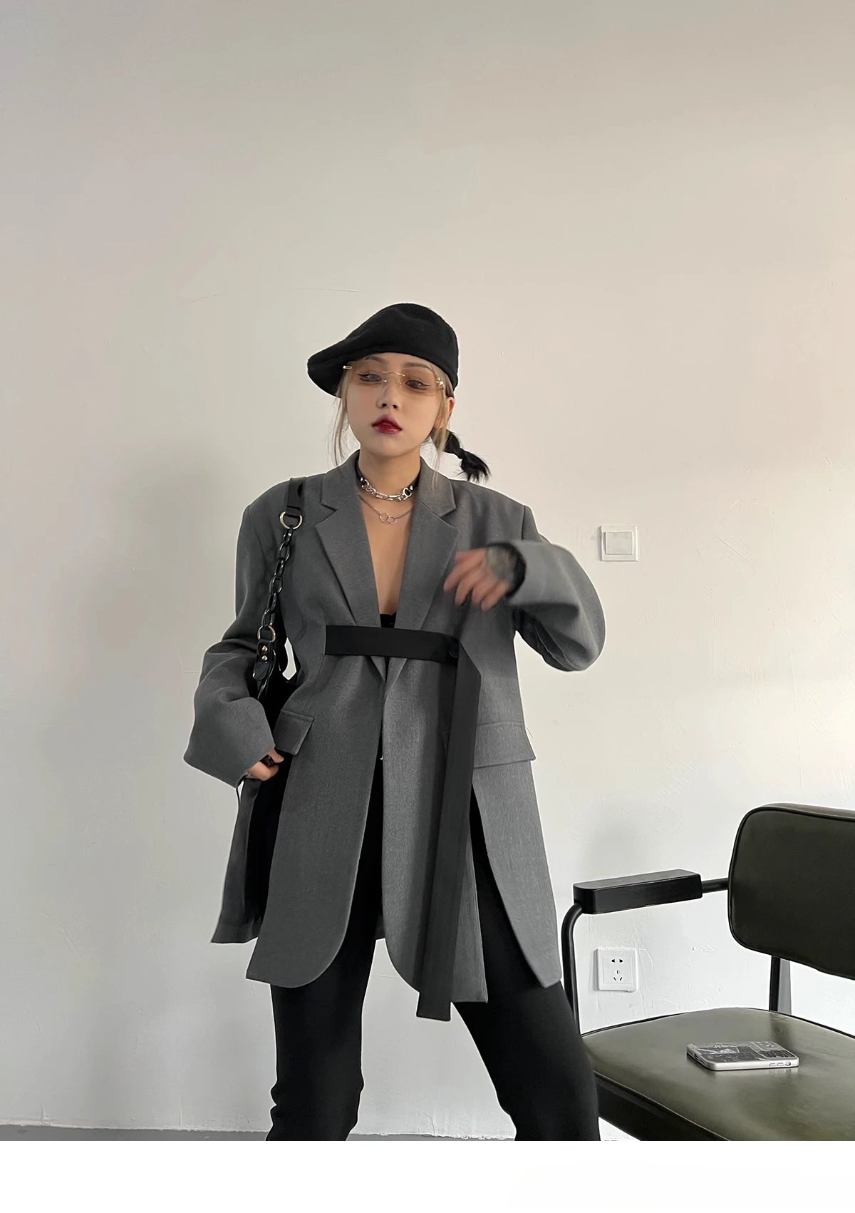 Zweiteiliges Damen-Set mit Stickerei: Langarm-Oberteil mit Reverskragen und hoch taillierte, lange Hose – stilvoll und elegant.