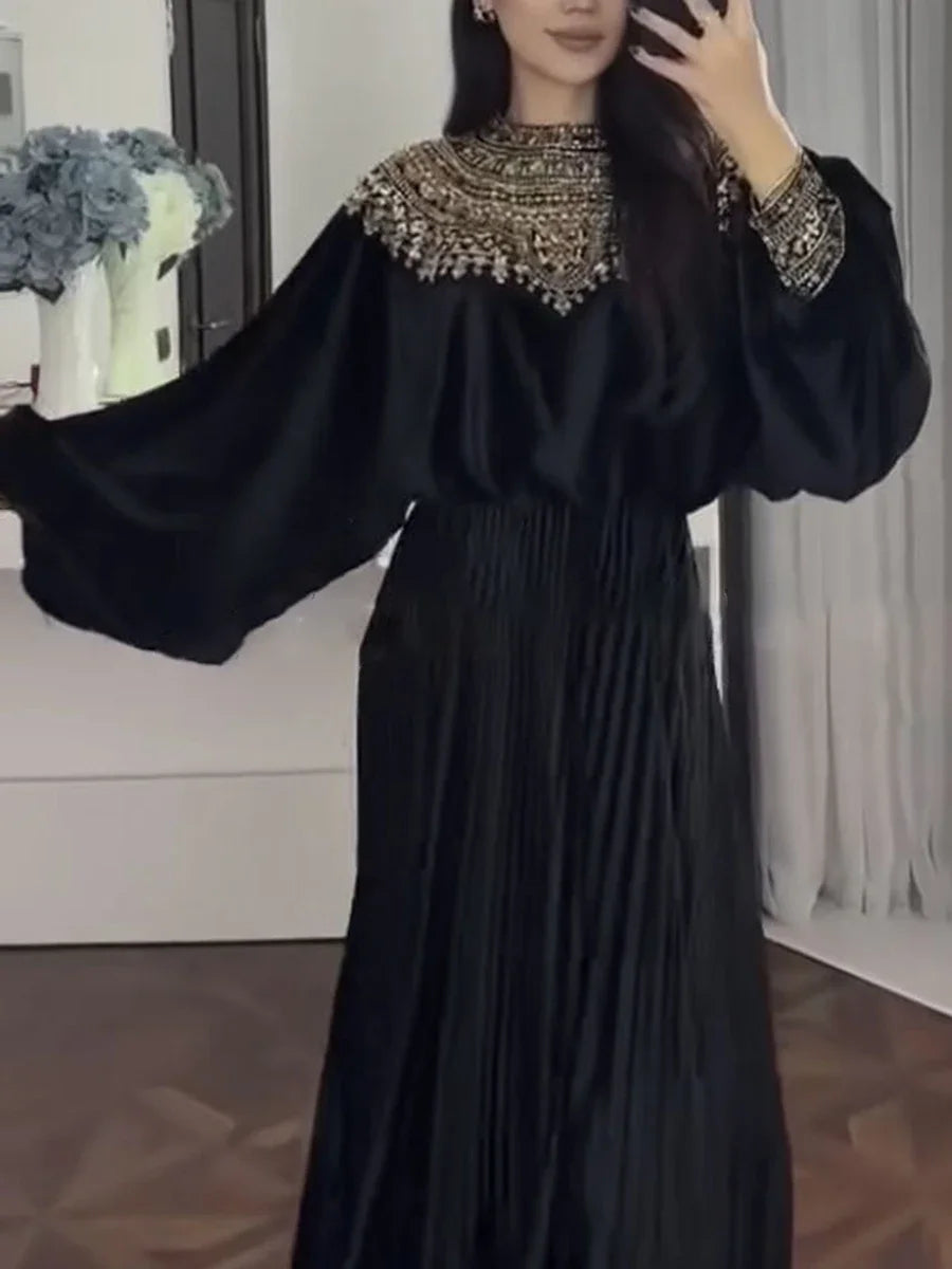 Elegantes Damenkleid mit Rundhalsausschnitt und langen Ärmeln – Patchwork-Design mit Perlen für einen stilvollen Auftritt.