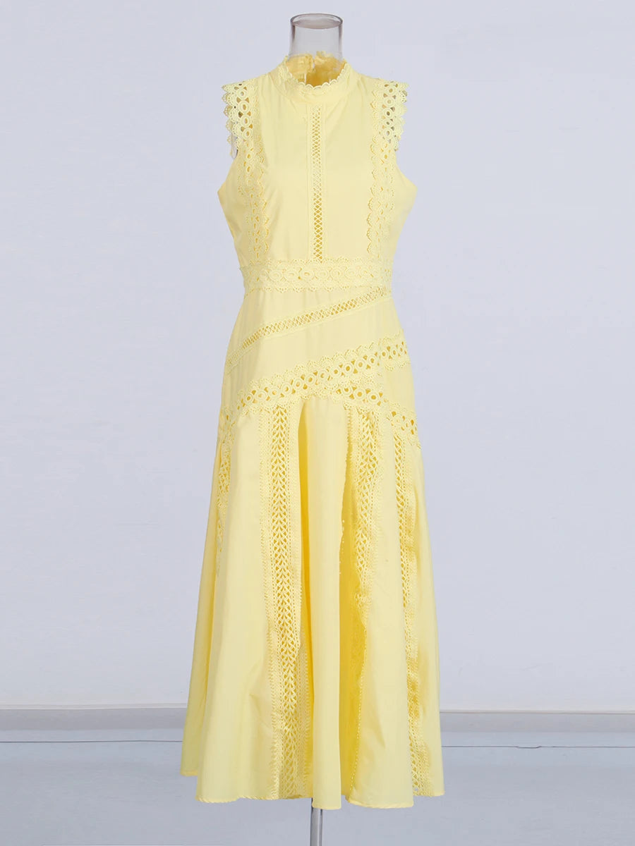 Ärmelloses Damen-Spitzenkleid mit Rundhalsausschnitt und Patchwork-Design – figurbetont und mit Hohldetails.