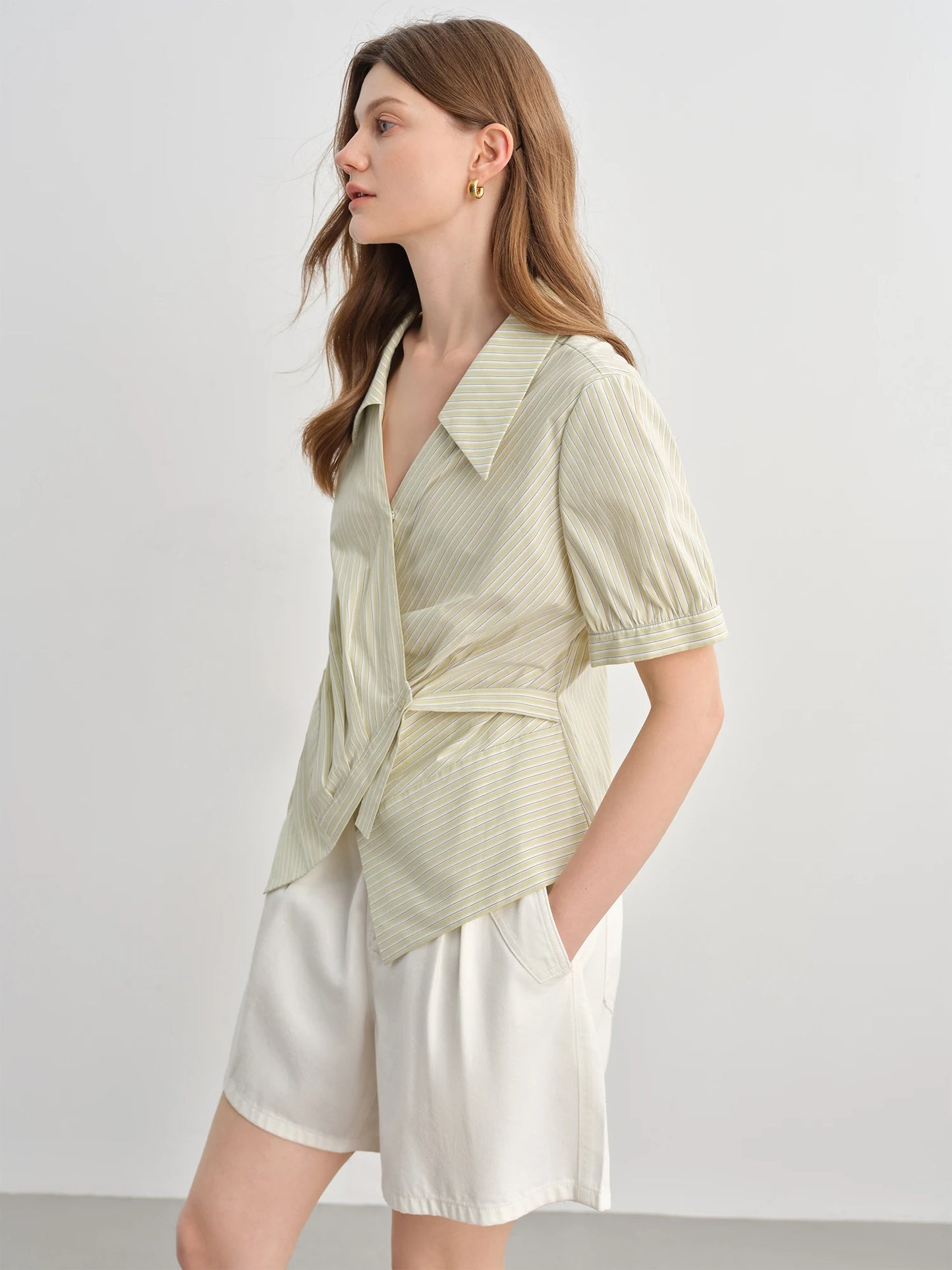 Kurvenbetonende Damen Wickelbluse mit V-Ausschnitt – Luftiges Sommer-Design mit Streifen für Büro & Freizeit