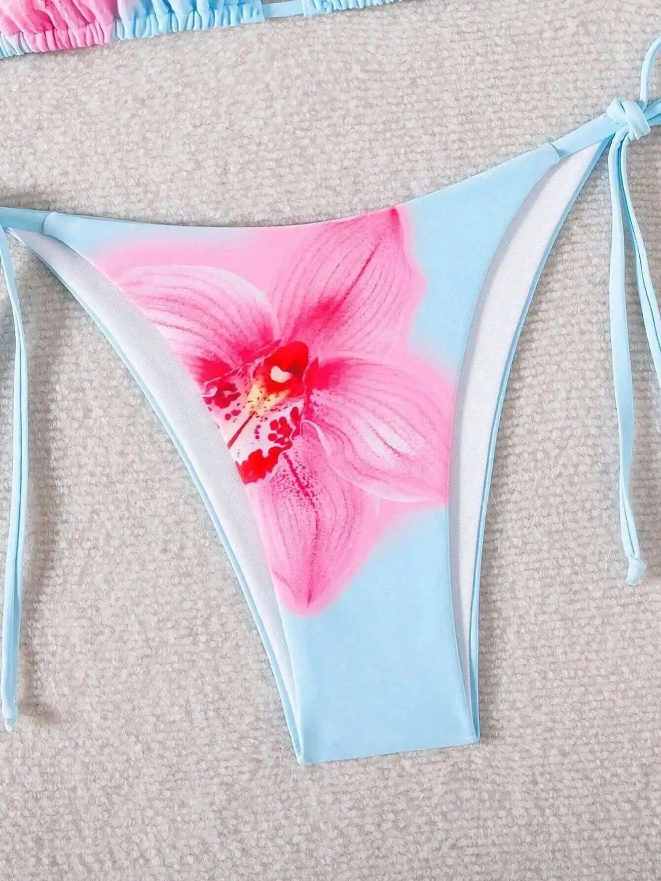 Sommerlicher roter Bikini mit Push-up-Effekt – verführerisches Bade-Set im brasilianischen Stil für Strand und Pool.
