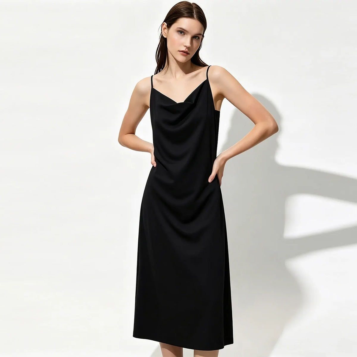 Schwarzes Midikleid mit schmalen Trägern und Wasserfallausschnitt, figurbetont