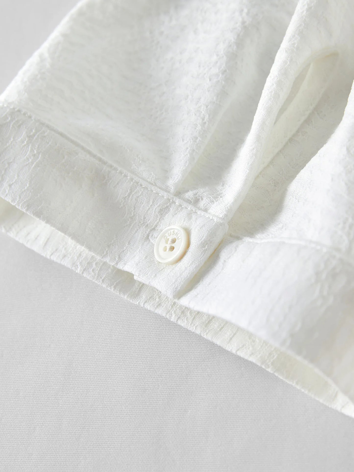 Damenbluse mit Muschelsaumkragen und schmeichelnder Taille – vielseitig von Büro bis Freizeit