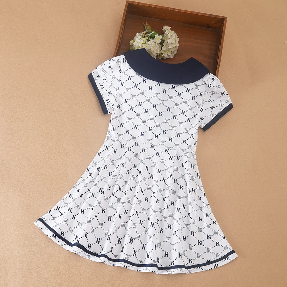 Bedrucktes Polokleid für Mädchen mit marineblauem Kragen, kurzärmliges A-Linien-Kleid mit Monogramm-Muster, weiße Sommerkleider für Kinder