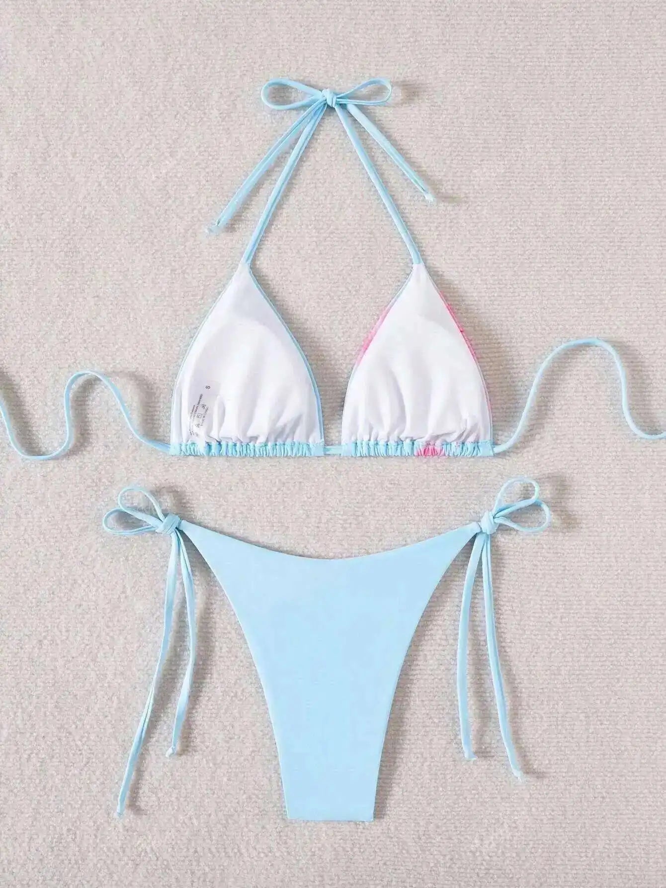 Sommerlicher roter Bikini mit Push-up-Effekt – verführerisches Bade-Set im brasilianischen Stil für Strand und Pool.