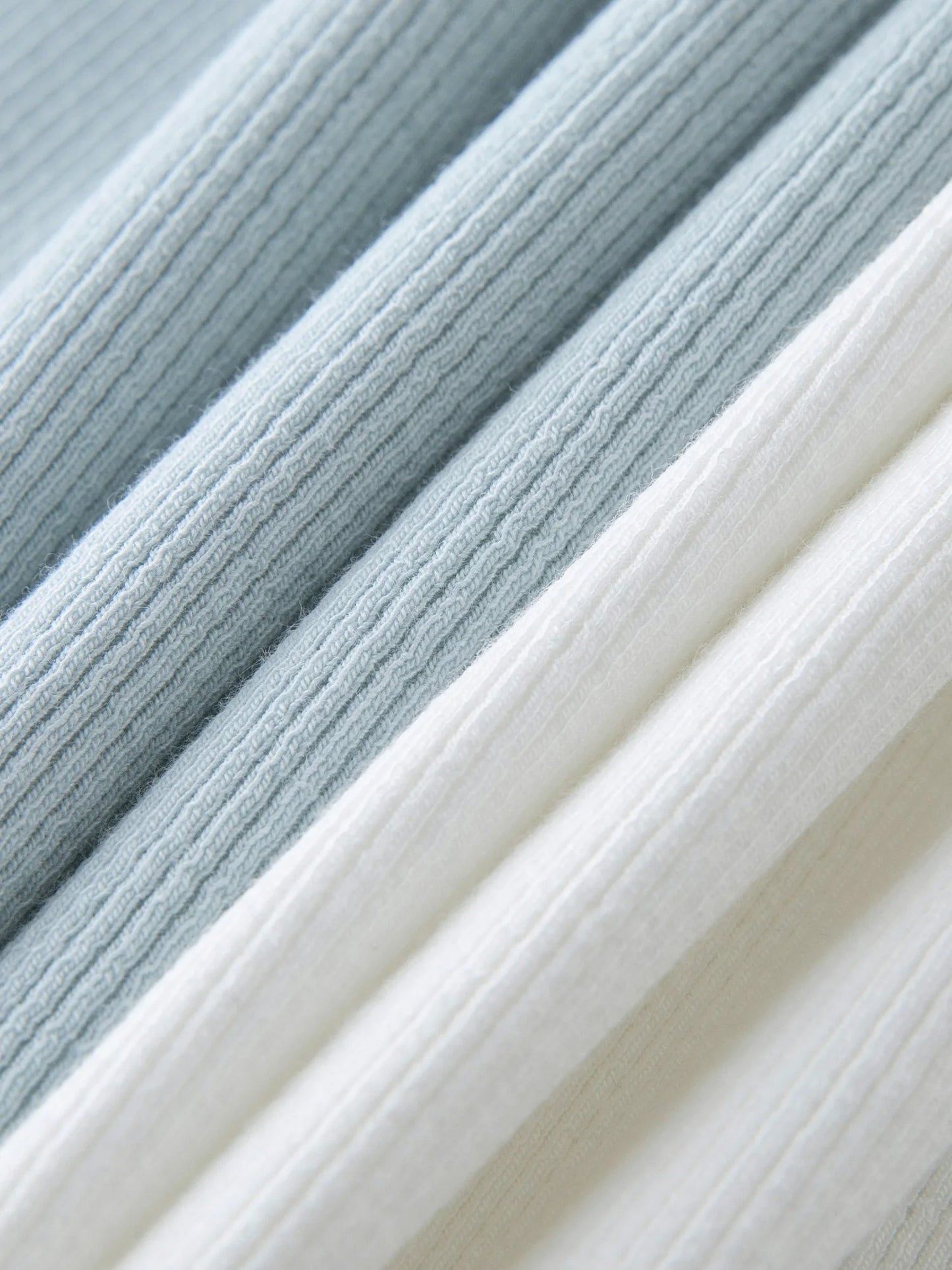 Kurzärmeliges Damen-T-Shirt aus Lyocell mit V-Ausschnitt und Metallperlen-Details – vielseitig und lässig für den Sommer