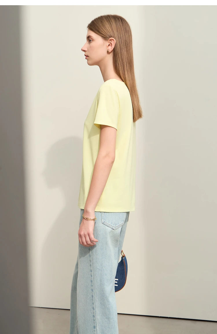 Damen T-Shirt im minimalistischen Stil mit großem U-Ausschnitt und kurzen Ärmeln
