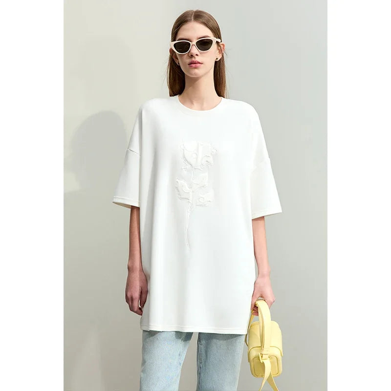 Damen T-Shirts im minimalistischen Stil mit Stickerei und O-Ausschnitt
