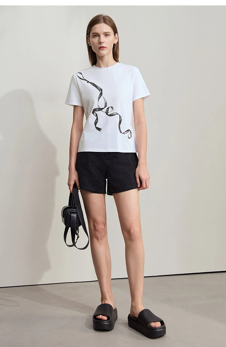 Damen T-Shirt im Minimalismus-Stil mit coolem Druck aus antimikrobieller Baumwolle